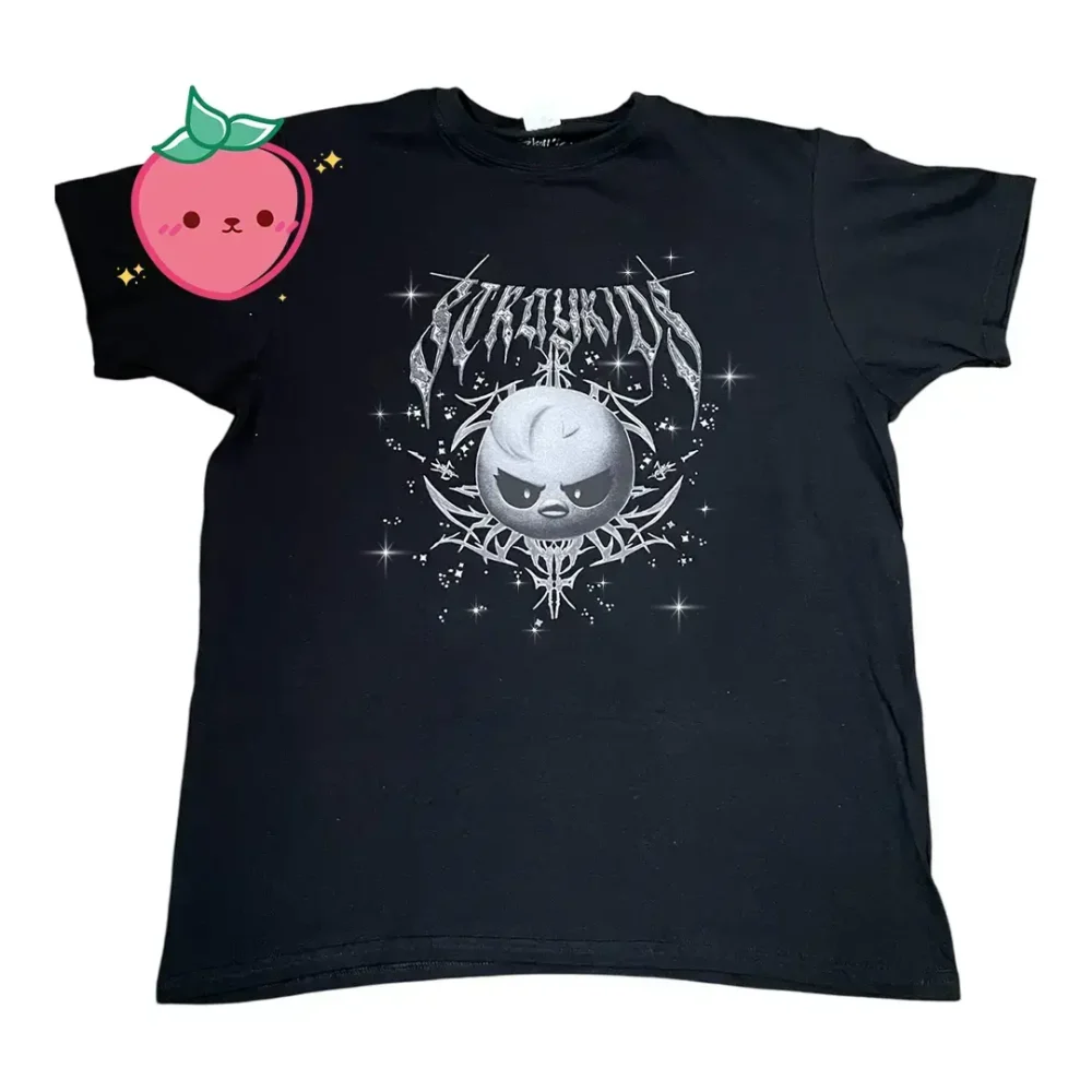 Camiseta Stray Kids | Evil Skzoo BbokAri - Brillos en pedrería