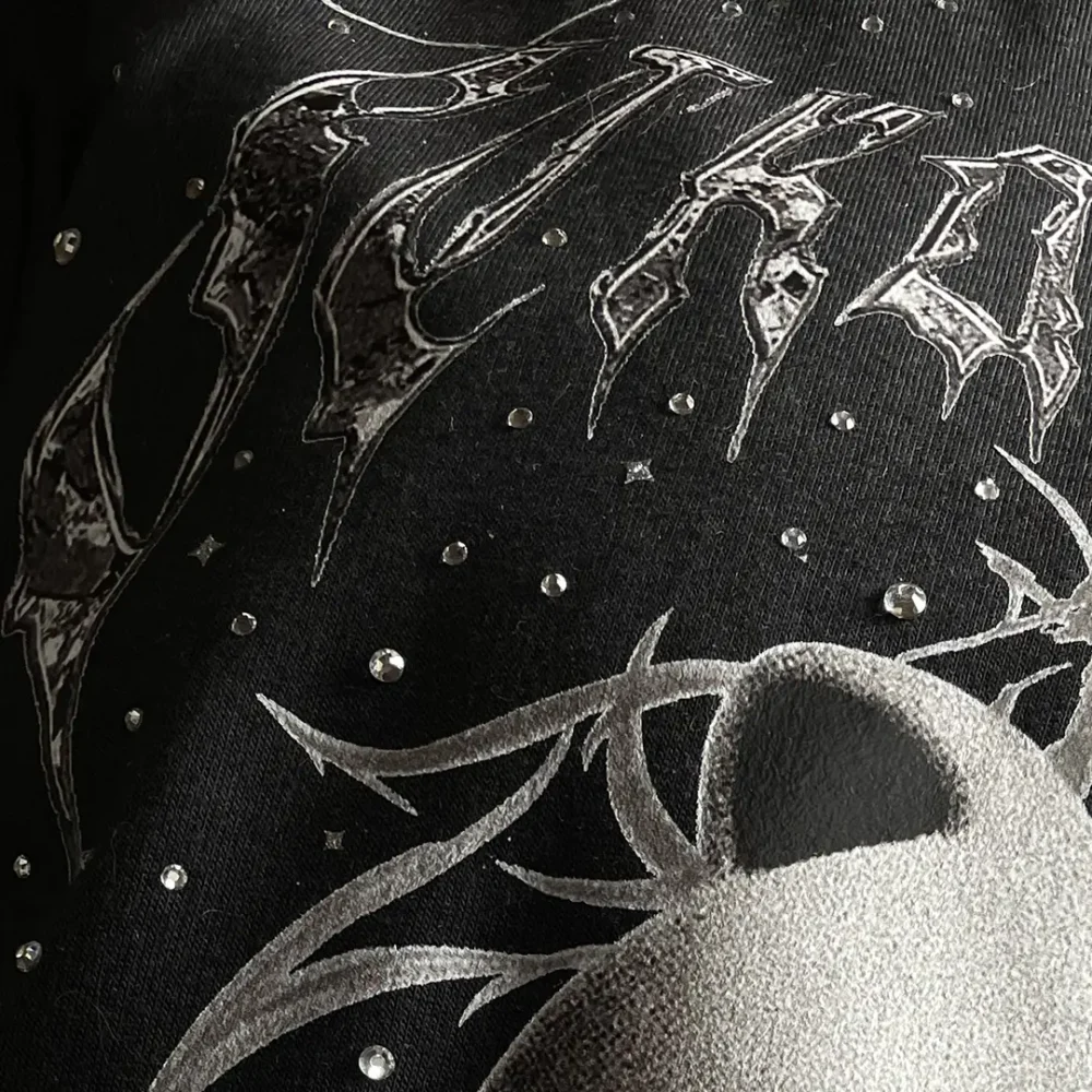 Camiseta Stray Kids | Evil Skzoo PuppyM – Brillos en pedrería - Imagen 3